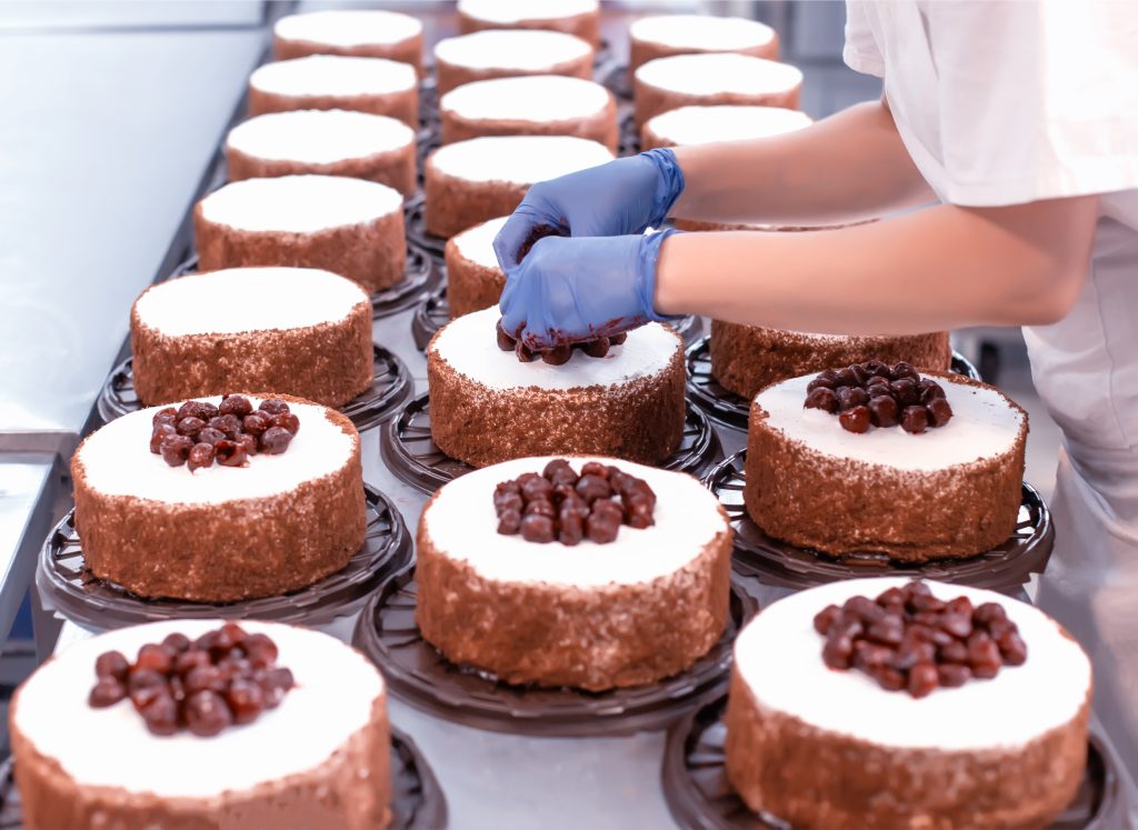 Pastry chef mass produces cakes chocolate cakes with Soufflet Malt 'sfood ingredients solutions