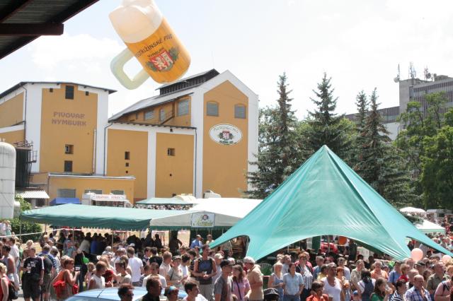 Crowds gather outside a brewery, celebrating brewing traditions and local beer culture.