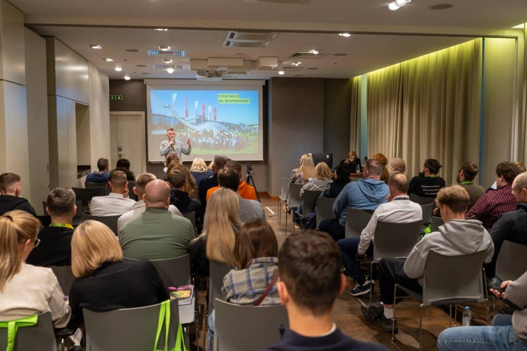 A speaker presents to attendees during the VARKA seminar.